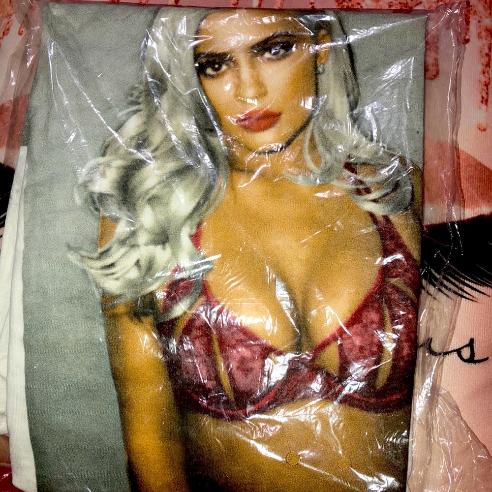Kylie tshirt never worn in plastic